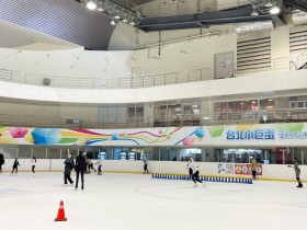 臺北小巨蛋冰上樂園 12 歲以下四月份滑冰券免費！搭「兒童新樂園」童遊雙樂園只要180！