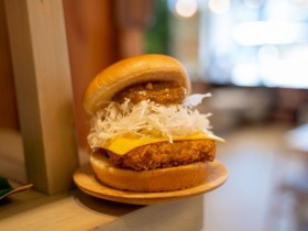 摩斯漢堡「早餐咖哩豬排堡」強勢回歸！8月新品搶先看，「摩斯辣味雞塊」不可錯過！
