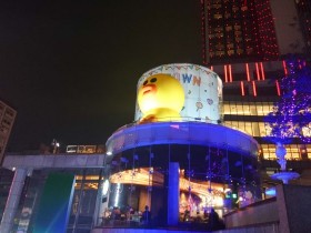 熊大樂園在統一時代百貨!信義貨櫃市集「LINE FRIENDS Carnival 派對時光」超可愛的摩天輪、聖誕市集等你逛!