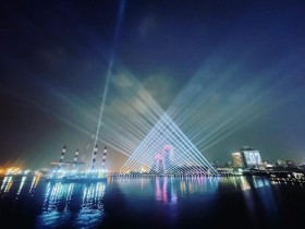 高雄跨年全攻略!絢麗燈光秀、光雕秀、海上舞台登場!2021 「跨百光年」還有體感投影裝置藝術在捷運中央公園站、美麗島站!