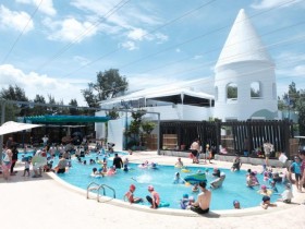 【台中大安濱海樂園】海水浴場泳池免費玩水/豪華露營優惠及交通資訊一起看!