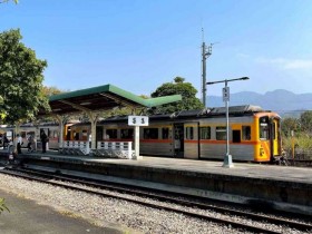 【台鐵集集線】火車時刻表/車站附近景點/票價優惠及接駁車資訊一起看!