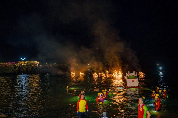 鷄籠中元祭放水燈