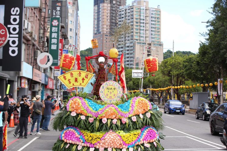 鷄籠中元祭迎斗燈遶境祈福