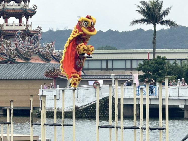 水上高樁獅