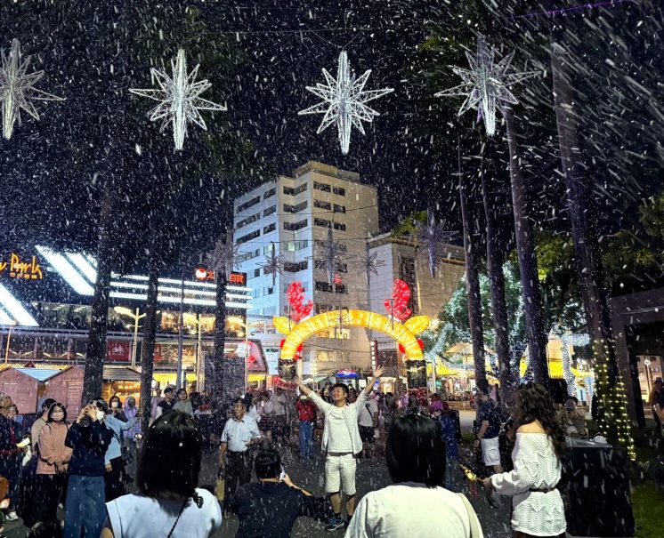 2025屏東聖誕節飄雪景象