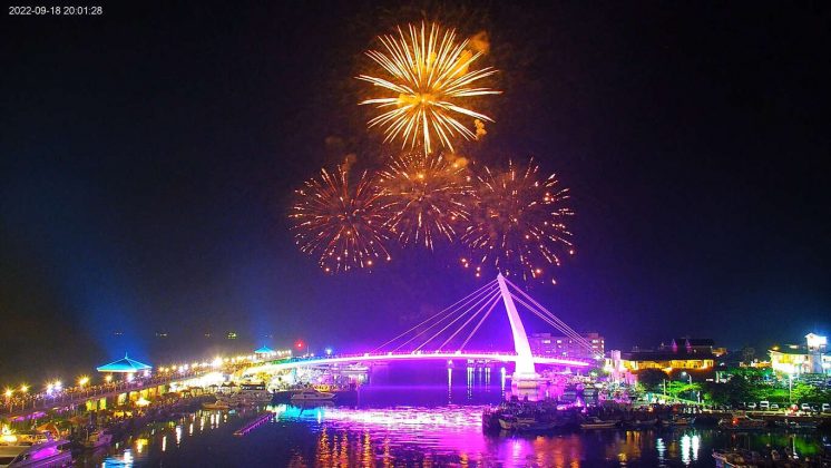 淡水跨河煙火