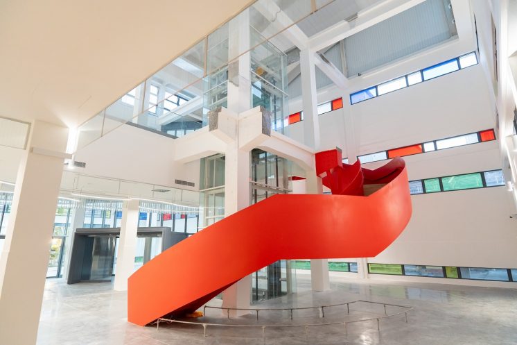 屏東縣立美術館_紅色樓梯