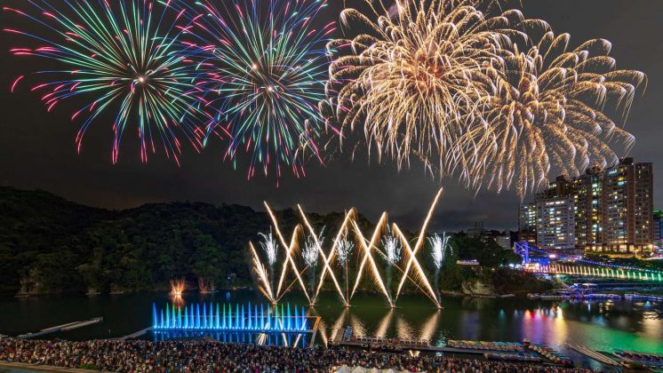 碧潭水舞搭配煙火