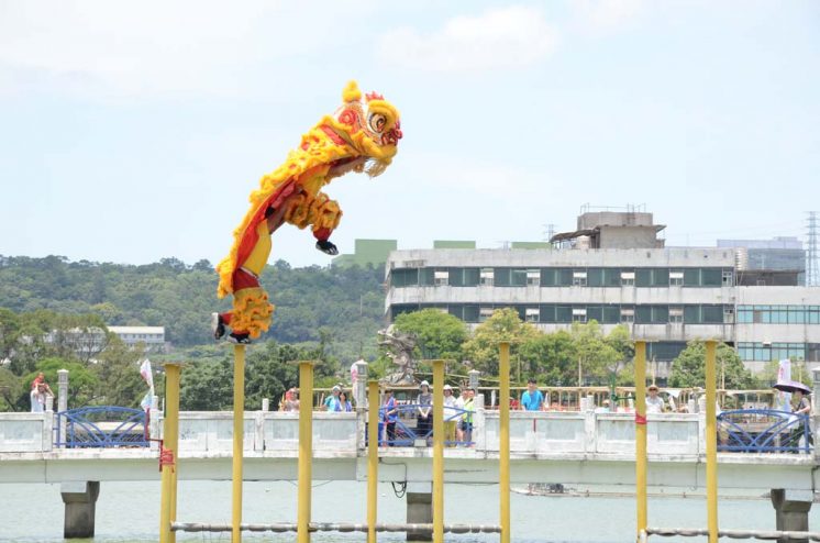 龍潭歸鄉文化節_水上高樁獅