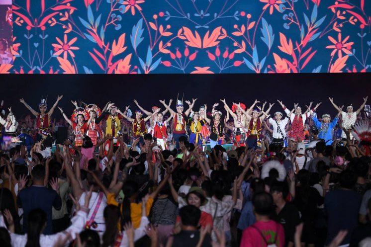 花蓮豐年祭過去大會舞演出畫面