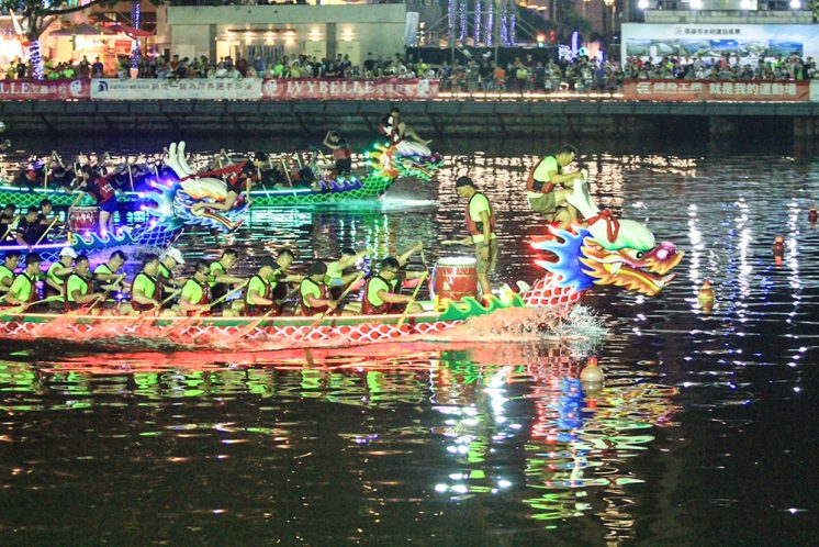 高雄夜間龍舟賽